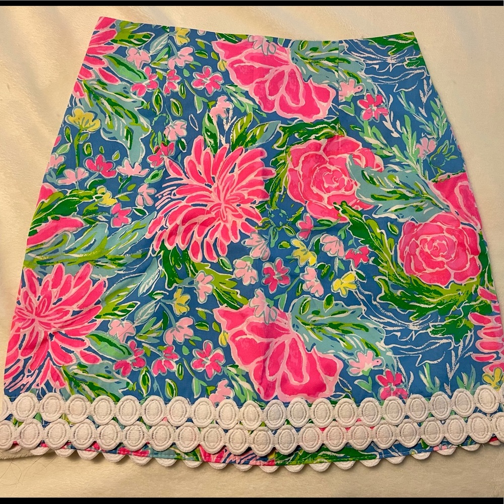 Lilly Pulitzer Izzy Skirt
Blue Bunny 🐰 Business Print
Size 4
NWT